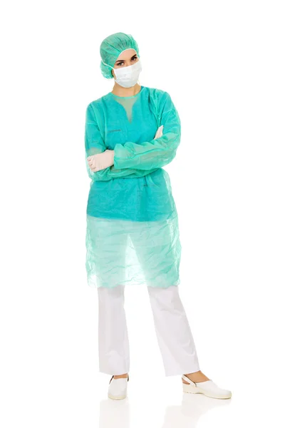 Vrouwelijke chirurg arts in beschermend masker — Stockfoto
