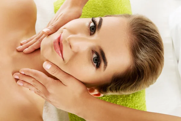 Jovem sorriso relaxado mulher é massageado — Fotografia de Stock