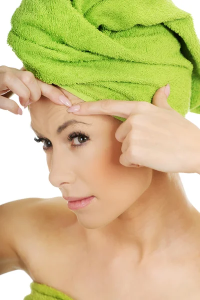 Woman checking wrinkles on her forehead. — Stock Photo, Image