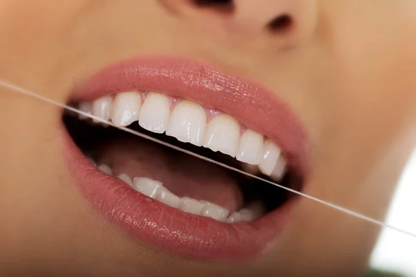 Mujer usando hilo dental . —  Fotos de Stock