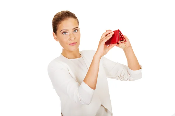 Scioccato donna d'affari guardando nel suo portafoglio vuoto — Foto Stock