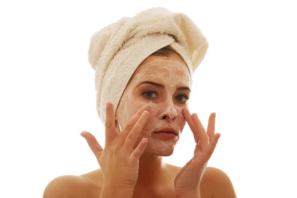 Mujer aplicando una crema en su cara —  Fotos de Stock