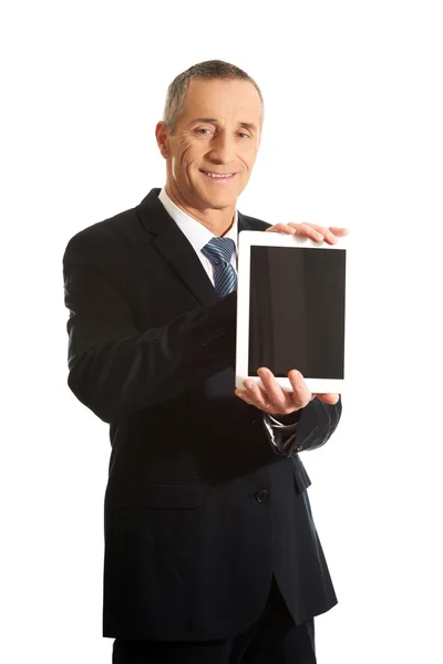 Gelukkig zakenman bedrijf digitale Tablet PC — Stockfoto