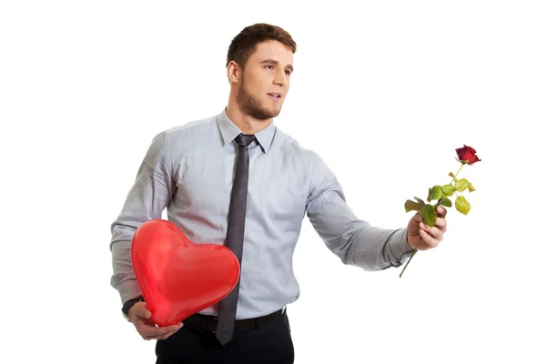 Man med röd ros och hjärtat ballong. — Stockfoto