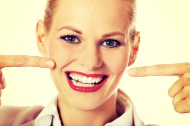 İş kadını mutlu gülümsemesi işaret