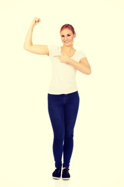 Kasları gösterilen komik genç kadın