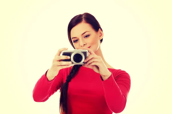 Mulher bonita tirar uma foto usando a câmera slr clássico — Fotografia de Stock