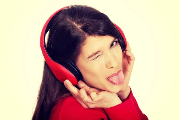 Mujer con auriculares escuchando música. — Foto de Stock