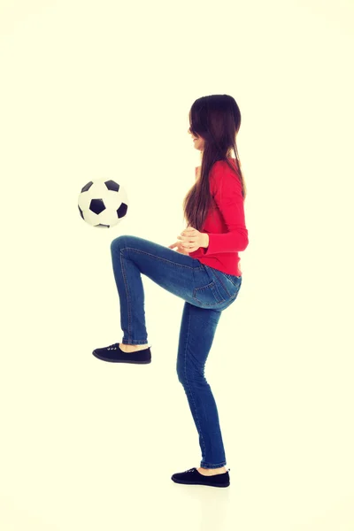 Femme avec un ballon de football . — Photo