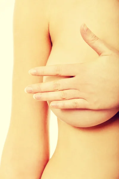Рак молочной железы - женщина держит грудь — стоковое фото