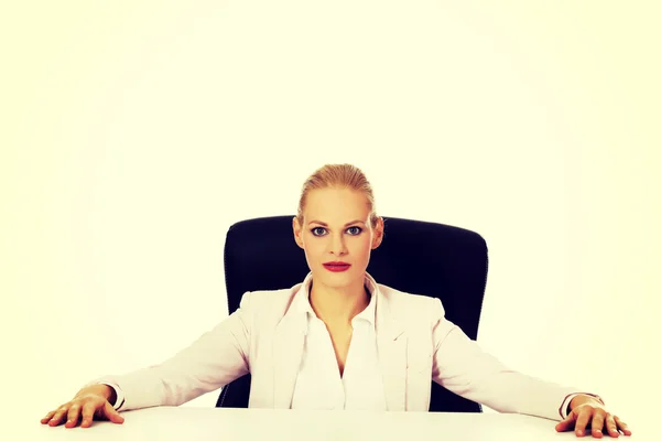 Gelukkig zakenvrouw zitten achter het bureau — Stockfoto