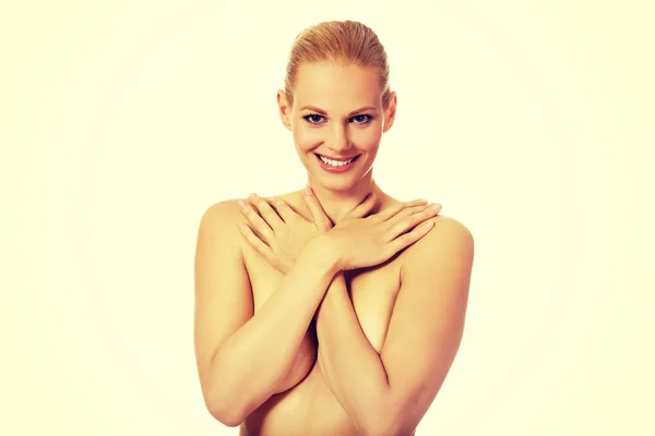 Güzel üstsüz kadın göğüslerini kapsayan — Stok fotoğraf