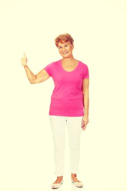 Başparmak ile yaşlı bir smilig kadın