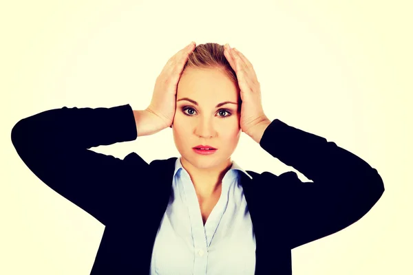 Mujer de negocios con un enorme dolor de cabeza sosteniendo la cabeza — Foto de Stock