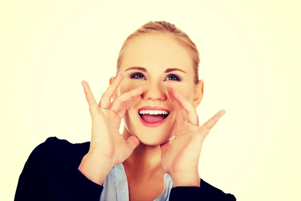 Junge lächelnde Geschäftsfrau schreit laut oder ruft jemanden an — Stockfoto