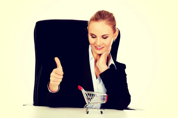 Smile business woman with shopping cart on the desk — Stock Photo, Image