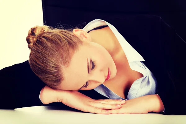 Mujer de negocios con exceso de trabajo durmiendo en el escritorio en la oficina —  Fotos de Stock