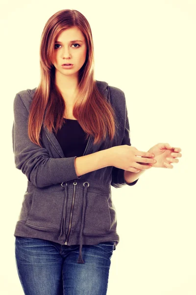 Tonårskvinna som håller i handleden - smärtkoncept — Stockfoto
