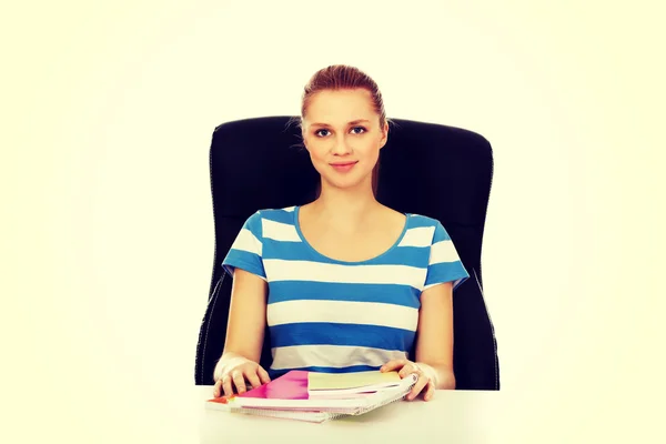 Femme adolescente apprenant au bureau — Photo