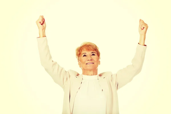 Gärna äldre affärskvinna med armar upp — Stockfoto