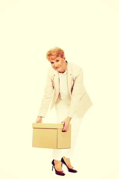 Sorriso anziana donna d'affari in possesso di scatola di cartone — Foto Stock