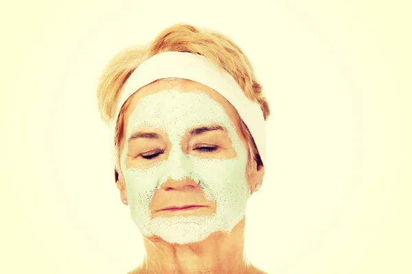 Femme âgée détendue en masque facial — Photo