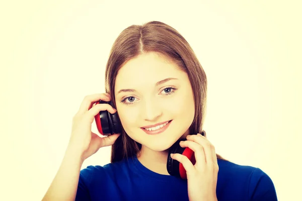 Frau mit Kopfhörer hört Musik. — Stockfoto