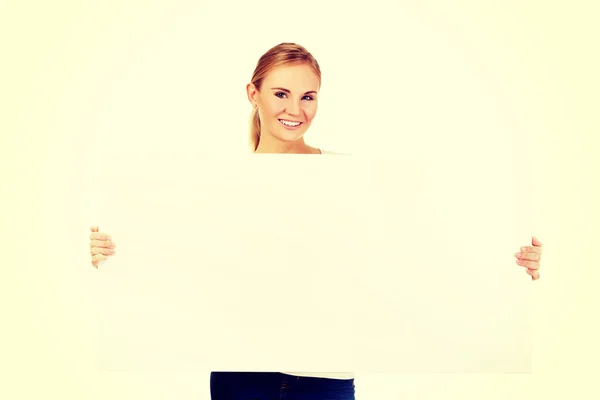 Lykkelig ung kvinne med blank plakat – stockfoto