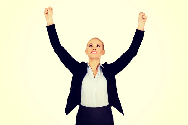 Giovane donna d'affari felice con le braccia alzate — Foto Stock