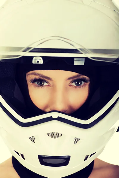 オートバイのヘルメットでセクシーな女性. — ストック写真
