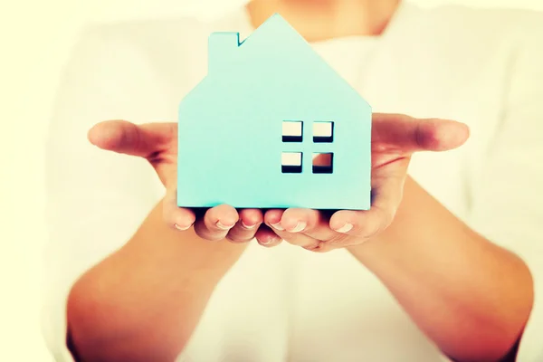 Femme d'affaires tenant une maison en papier bleu — Photo