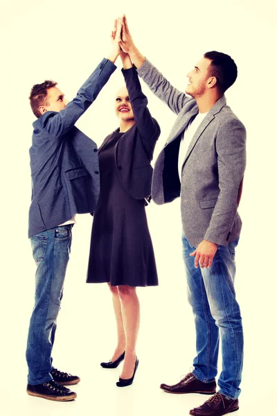 Zakenmensen geven high five — Stockfoto