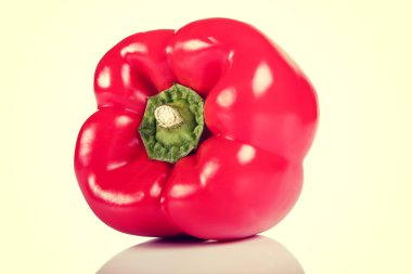 Beyaz arka plan üzerinde izole kırmızı paprica