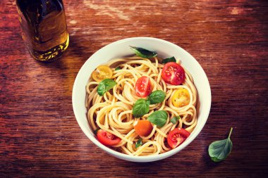 Ahşap arka plan üzerinde lezzetli Yapıştır ve zeytinyağı şişesi