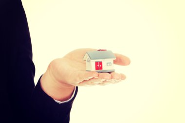 İş kadını ev modelini tutuyor.