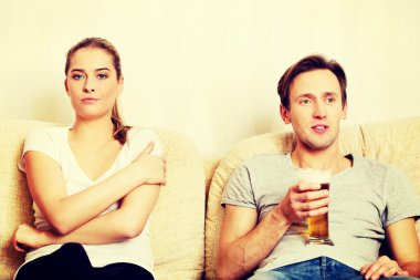 Erkekler spor izlerken kadınlar sıkılıyor.