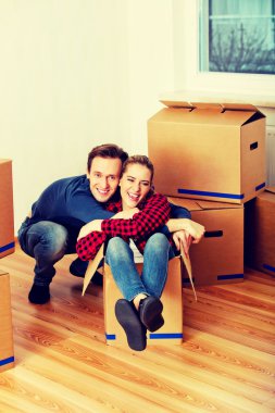 Mutlu çift yeni evinde eğleniyor.