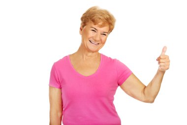 Başparmak ile yaşlı bir smilig kadın