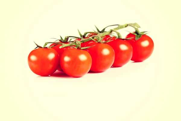 Tomates cerises rouges isolées sur fond blanc — Photo