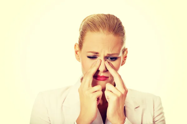 Junge Geschäftsfrau mit Nasennebenhöhlenschmerzen — Stockfoto