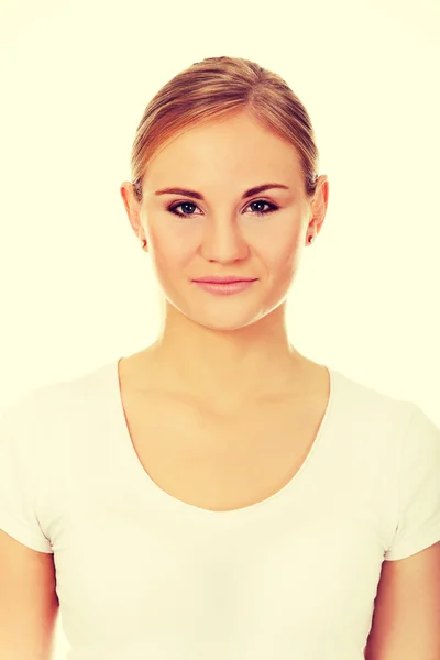 Jonge lachende blonde vrouw in wit t-shirt — Stockfoto