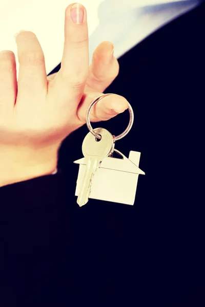Zakelijke vrouw onroerende goederenagent houden van sleutels — Stockfoto