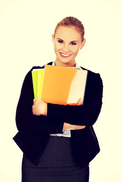 Lächelnde Geschäftsfrau in der Hand von Notizbüchern — Stockfoto