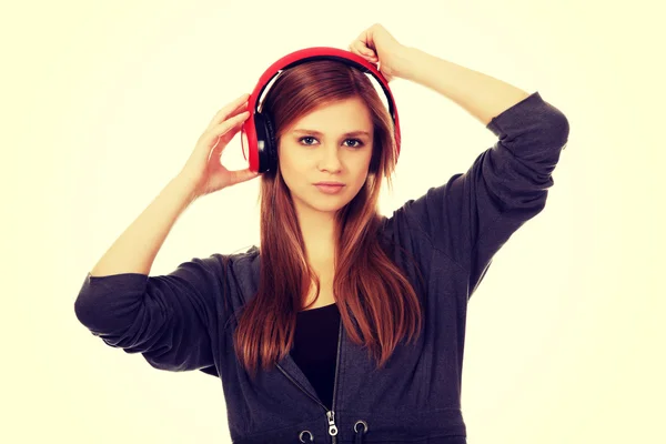 Mujer adolescente escuchando la música — Foto de Stock