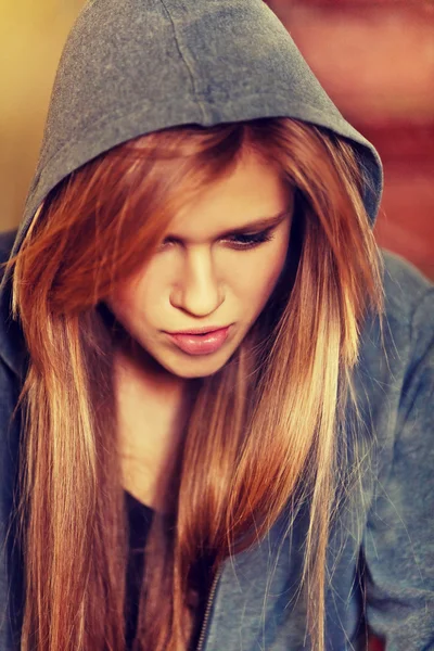 Teenage woman sitting stairscase and smoking — Stock Photo, Image