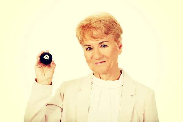 Feliz anciana mujer de negocios sosteniendo ocho billard-ball — Foto de Stock