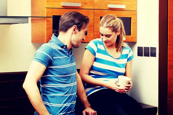 Jovem casal bebendo café ou chá na cozinha — Fotografia de Stock