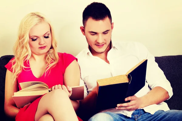 Молодая пара читает вместе книги — стоковое фото