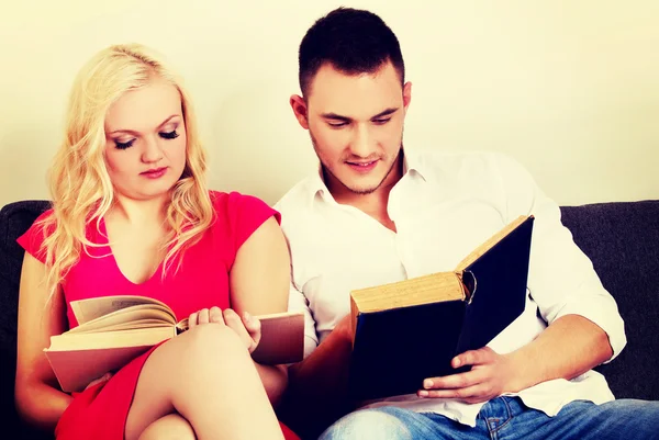 Pareja joven leyendo un libro juntos — Foto de Stock