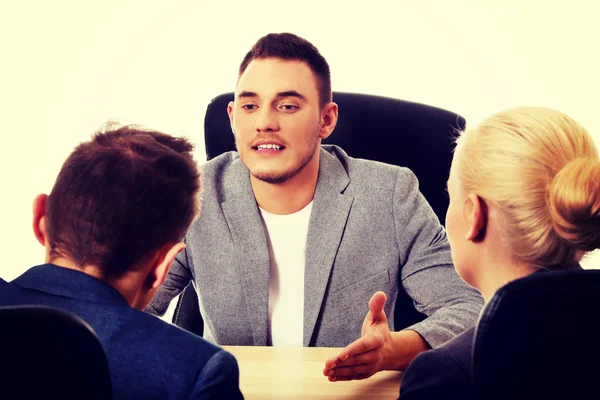 Reunión de negocios-tres personas sentadas y hablando —  Fotos de Stock